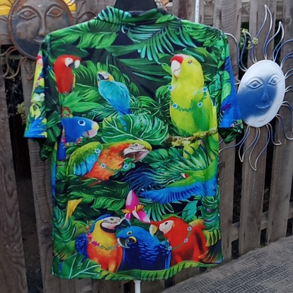 Men's Hawaiian shirt, good condition,  medium. Good stretch. - Picture 2 of 4